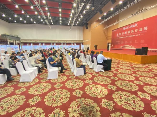 國(guó)家博物館前館長(zhǎng)潘震宙為畫家石路梅頒獎(jiǎng)