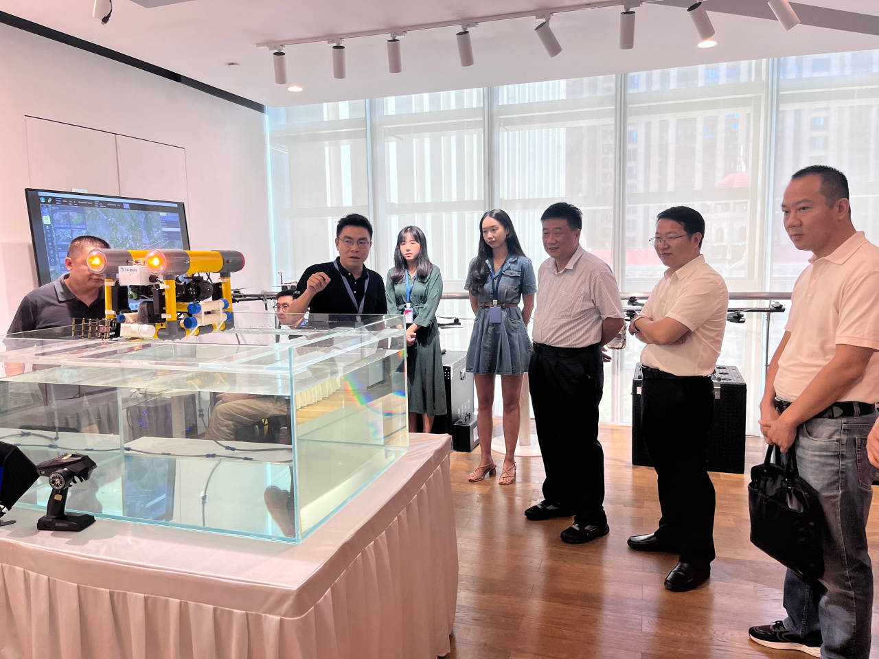 中共中央黨校經(jīng)濟學(xué)部副主任許正中教授一行蒞臨飛行者科技調(diào)研指導(dǎo)